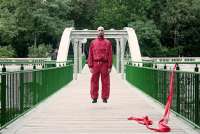 Im Stadtpark. Alberto Cissello posiert stolz im roten Jogginganzug.