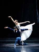 Eine letzte Berührung, dann muss sich Albrecht wieder in die reale Welt begeben. (Elena Bottaro, Masayu Kimoto)