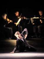 François-Eloi Lavignac in „Grosse Fuge“ von Anne Teresa De Keersmaeker. © Ashley Taylor / Wiener Staasballett