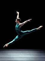 François-Eloi  In „The Middle Somewhat Elevated “ von William Forsythe. © Ashley Taylor / Wiener Staatsballett
