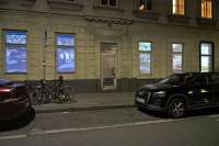 Auch der Raum vor dem Lokal spielt mit. Innen ist es privat, außen öffentlich. Auch der Raum vor dem Lokal spielt mit. Innen ist es privat, außen öffentlich.