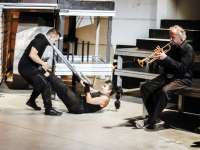 Rauferei mit Trompetenbegleitung. (Frederik Marroquin, Dafne Moreno, Franz Hautzinger)