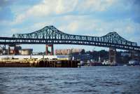 Die lägste Brücke Neuenglands, Tobin Bridge, spannt sich 3 km über de nMystic River. Auch Kenzie muss sie benüzen, wenn er auf der A1 dahinbraust© wikipedia.  © wikipedia