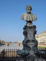  Benvenuto Cellini, Goldschmied und Bildhauer, in Bronze gegossen. As Denkmal steht er in der Mitte  der Ponte Vecchio in Flozenz. 