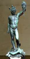 Benvenuto Cellini: Perseus, das Haupt der Medusa haltend, Eine Repllike der um 1550 gegossenen Bronze steht in der Loggia dei Lanzi in Florenz.  