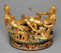 Die weltberühmte Saliera in ihrer ganzen goldenen Pacht. Das dekorative Salzfass hat Benvenuto Cellini zwischen 1540 und 1543 geschmiedet.Es ist in der Kunstkammer des KHM aausgestellt.  