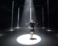 Auch das Licht ist ein wichiger Teil des intimen Tanzkonzerts. „Stay Tuned“