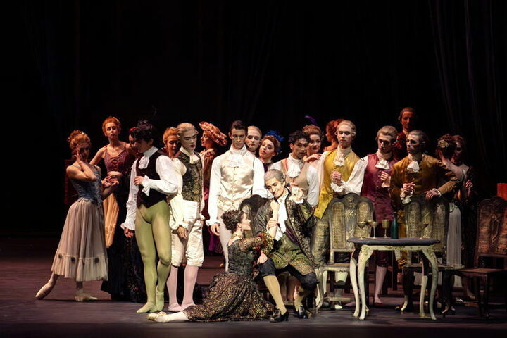 Im Salon der Madame schmeichelt Manon (Cassandra Trenary) ihrem Gönner, Monsieur G. M. (Eno Peçi).