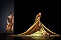 Elena Bottaro, im Hintergrund Zsolt Török in der sakralen Choreogrfie von Jessica Lang.