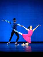 Natalya Butchko mit Arne Vandervelde in Jerome Robbins’ leichtfüßigem „Interplay“.