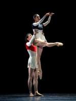 „Dispatch duet““: Duccio Tarielle hebt Sinthia Liz.