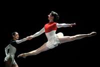 Die interessanteste choreografie des amerikanischen Abends: „dispatch duet“ von Pam Tanoeitz mit einem hohenSprung für Sinthia Liz.