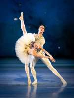 Klassig pur in „Diamonds„ mit Madison Moung und Rimo Afshar als Hauptpaar. Klassig pur in „Diamonds„ mit Madison Moung und Rimo Afshar als Hauptpaar.