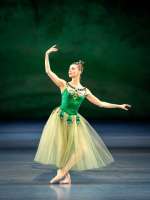 Olga Esina als kostbarer Smaragd, entspannt in der Wiederholung der 1. Vorstellung der Wiederaufnahme des Balanchine-Abends jewels“. Olga Esina als kostbarer Smaragd, entspannt in der Wiederholung der 1. Vorstellung der Wiederaufnahme des Balanchine-Abends jewels“.