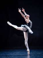 Solotänzerin Sinthia LIz debütierte iim Solopart von „Rubies“. Im Bild : Liz im Ballett„Jeunehomme“ von Uwe Scholz zu Mozarats Klavierkonzert Nr. 9.