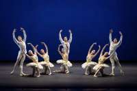 George Balanchine: Divertimento Nr. 15, zur gleichnamigen Musik von W. A. Mozart.