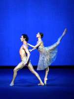 Christopher Wheeldon: „Within the Golden Hour“: Alessandro Frola un Madison Young im schwebenden Pas de deux des letzten Drittels. Christopher Wheeldon: „Within the Golden Hour“: Alessandro Frola un Madison Young im schwebenden Pas de deux des letzten Drittels.