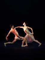 Scharf ausgeleuchtet. Davide Dato und Rosa Pierro in Christopher Wheeldons „Golden Hour“. Scharf ausgeleuchtet. Davide Dato und Rosa Pierro in Christopher Wheeldons „Golden Hour“.