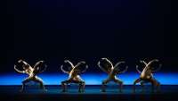 LIcht und Schatten, Gold auf der Haut: Das Ensemble in „Within the Golden Hour“.