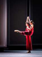 Yo Nakajima, die Premiere verletzungs bedingt nicht tanzen konnte. Ihr Partner, Lars Philip Gramlich, muss sich auf eine kollegin umstellen.