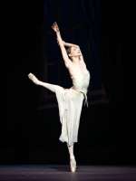 Madison Young bezaubert als Manon.