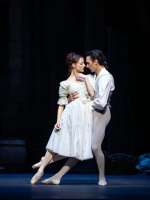Manon und Des Grieux (Madison Young, Alessandro Frola): Die innige Lebe hält nicht lange.