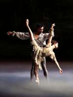 Manon kann ihren Fall nicht aufhalten, entkräftet stirbt sie in den Armen ihres Geliebten. (Cassandra Trenary, Victor Caixeta).