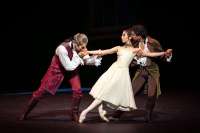 Manon zwischen Monsieur G. M. und ihrem Bruder, Lescaut. (Igor Milos, Alice McArthur, Rinaldo Venuti) Manon zwischen Monsieur G. M. und ihrem Bruder, Lescaut. (Igor Milos, Alice McArthur, Rinaldo Venuti)
