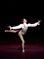 Victor Caixeta, Erster Solotänzer, tanzt den in Manon verliebten Studenten Des Grieux.
