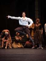 Giorgio Fourés gefällt als Lescaut.