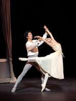 Manon und Des Grieux: arm, aber glückich. (Laura Fernandez Gromova, Kentaro Mitsumori )