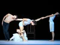Vaslaw Nijinsky mit seinen Geschwistern Stanislaw und Bronislawa mit ihrer Mutter Eleonora Bereda, getanzt von Alessandro Frola, António Casalinho, Ioanna Avraam und Olga Esina.