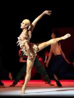 Davide Dato als zauberhafter, flüchtiger Geist der Rose, eine Rolle die Nijinsky kreiert hat. („Spectre de la Rose“ zur Msik von Circa rl Maria avon Weber)