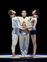 Nijinsky hat Diaghilews Gunst verloren, der  junge Tänzer Léonide Massine eretzt ihn. Laurids Seidl, Massine; Eno Peçi, Diaghilew; Alessandro Frola, Nijinsky. idassine, Eno Peçi,