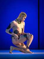 Victor Caixeta tanzt Nijinskys Faun („L'apres midi dun Faune“) und auch den Goldenen Slaven aus „Sheherazade“.