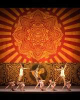 „Heatscape“ von Justin Pecj: Das Bühnenbild von Shepard Fairey überstrahlt die Tanzenden.