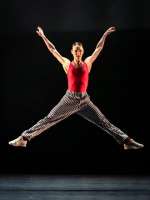 Mila Schmidt hat bereits die Jacke abgelegt. Die kräftigen Sprünge sind schweißtreibend. Mila Schmidt hat bereits die Jacke abgelegt. Die kräftigen Sprünge sind schweißtreibend.