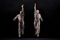 In The Upper Room:  Mila Schmidt, Chira Uderzo springen als Stompers.