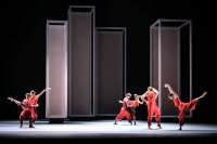 Das Ensemble auf der von Edmund de Waal ausgestatteten Bühne.