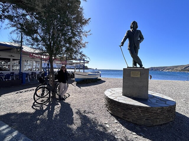 In Cadaqués steht eine Statue des Malers Salvador Dali (1904–1989), In seinem Œuvre ist die Realität aufgelöst, das Unbewusste wird sichtbar. © Wikipedia