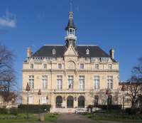 Das Rathaus von la Courneuve. Die Stadt im Département Seine-Saint-Denis, könnte das Vorbild für das fiktive Courseine sein, wovon der Autor erzählt. Das Rathaus von la Courneuve. Die Stadt im Département Seine-Saint-Denis, könnte das Vorbild für das fiktive Courseine sein, wovon der Autor erzählt.