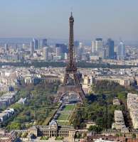 Eiffelturm und Marsfeld in Paris, wo Rachel Cusk und die mögliche Schablone für M. derzeit leben. © Wikipedi