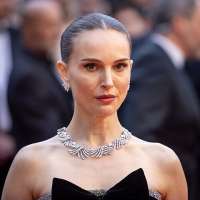 Natalie Portman, Cannes 2025. Unwichtig und für den Roman bedeutungslos, ob sie hinter M. steckt. © Wikipedia