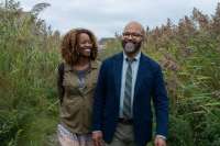 Der Autor hat sich ohne Pseudonym verliegt und spaziert mit seiner neuen Flamme, Coaline, in der Natur. (Erika Alexander, Jeffrey Wright) Der Autor hat sich ohne Pseudonym verliegt und spaziert mit seiner neuen Flamme, Coaline, in der Natur. (Erika Alexander, Jeffrey Wright)