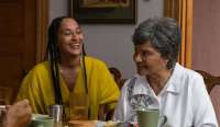 Mr. Monks Schwester Lisa mit beider Mutter, Agnes. Dartellerinnen: Ellis Ross  und Leslie Uggams.