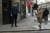 Slough House ist in der Aldersgate Street (nahe Barbican) zu finden. Ebendort wurde auch die TV-Serie gedreht (im Bild: Jack Lowden, River Cartwright und Saskia Reeves, Catherine Standish. © secretldn.com