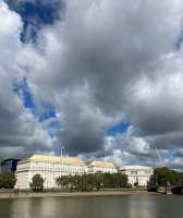 Das 1929 erbaute Thames House von der Themse aus gesehen. Erst 1994 ihat sich das MI5 Hauptquartier eingenistet. © mi5.gov.uk