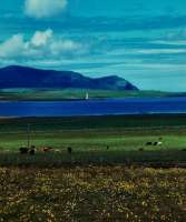 Blick über die Insel Graemsay auf die Insel Hoy High mit dem Leuchhtturm. © wikipedia