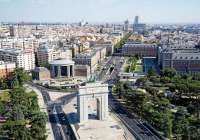 Der Moncloa-Platz mit dem Siegesbogen. Im Viertel Moncloa arbeitet die Übersetzerin Alicia im home office. © wikimedia
