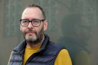 Erfolgsautor Thomas Lang, geboren 1968, fotografiert 2026 von Amei-Marie. Quelle: wikipedia.